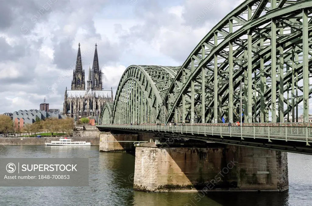 View across the Rhine River with the Hohenzollern Bridge and Cologne Cathedral, Cologne, North Rhine-Westphalia, Germany, Europe