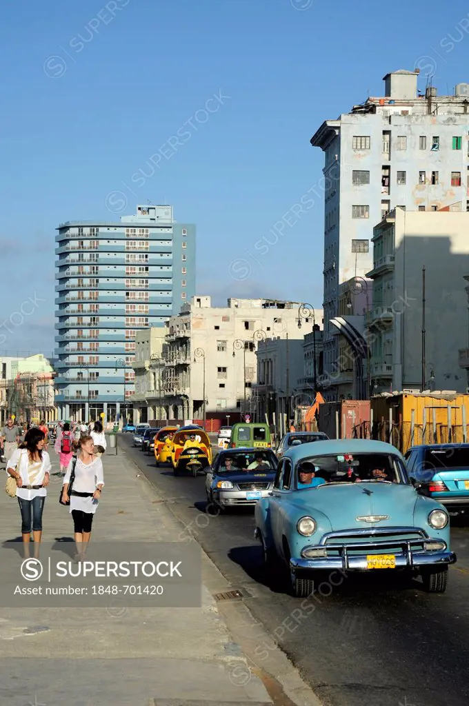 Traffic at the Malecon, Avenida de Antonio Maceo, a boulevard along the city centre of Havana, Centro Habana, Cuba, Greater Antilles, Gulf of Mexico, ...