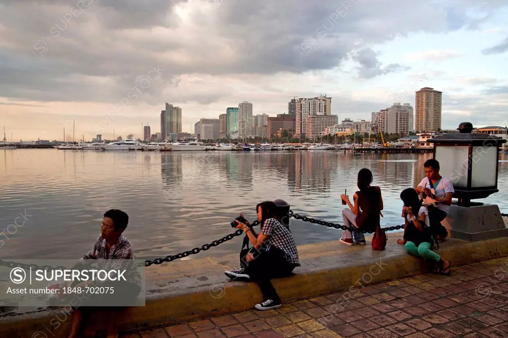 Evening in Harbour Square in front of the skyline along Manila Bay, Manila, Philippines, Asia