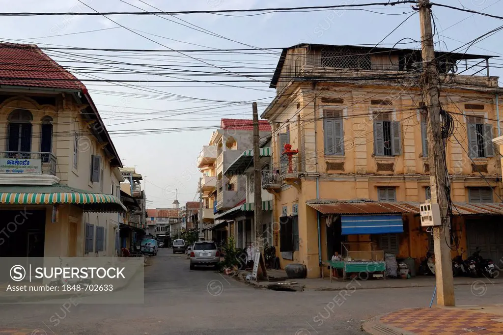 Intersection with colonial architecture, Battambang, Cambodia, Southeast Asia, Asia