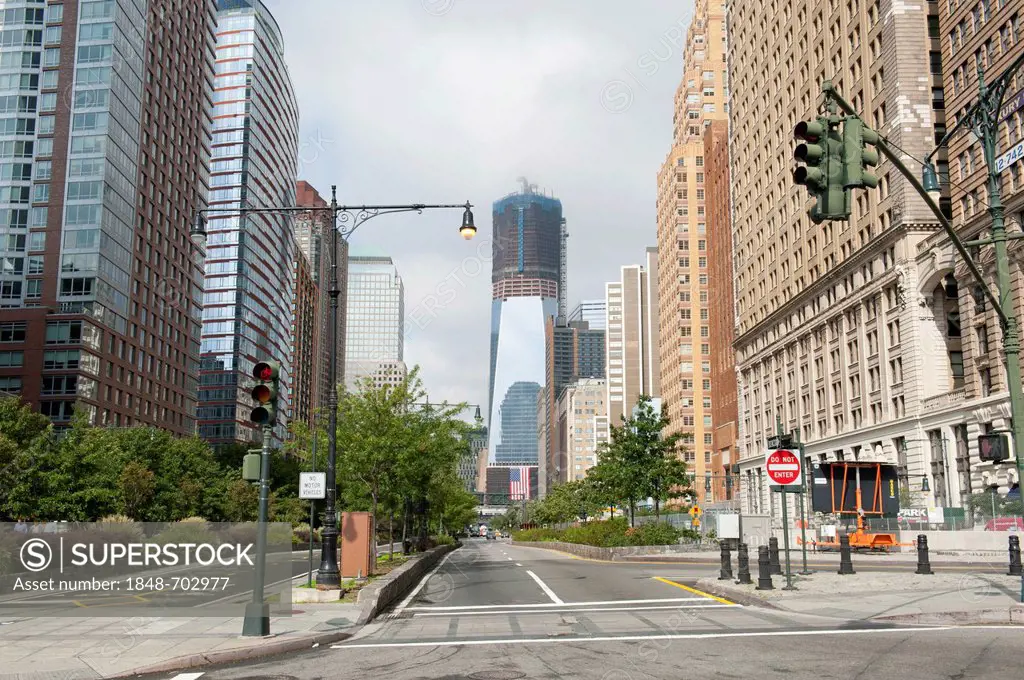 Looking along the West Side Highway towards a high-rise construction site, One World Trade Center, Freedom Tower, Financial District, Lower Manhattan,...