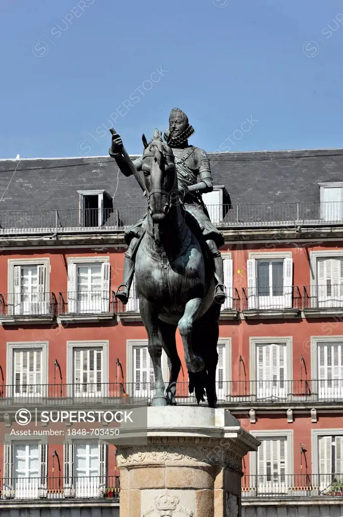 Equestrian statue, monument to Phillip III, by Pietro Tacca, on the Plaza Mayor square, Madrid, Spain, Europe