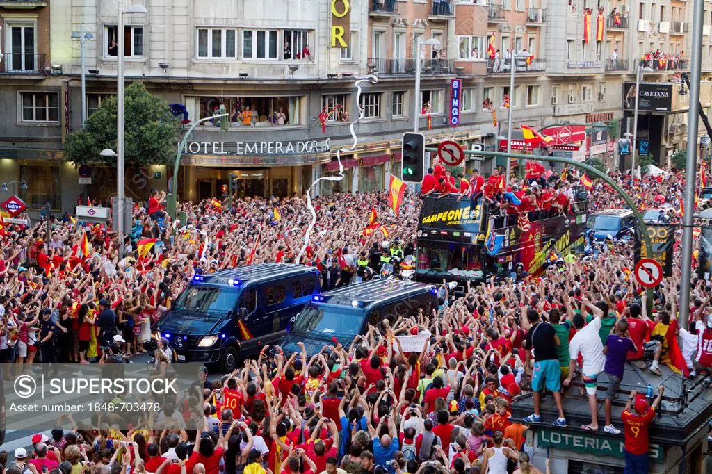Spanish supporters and fans welcome Spanish first time World Champion football team, 2010 FIFA World Cup Final, Madrid, Spain, Europe