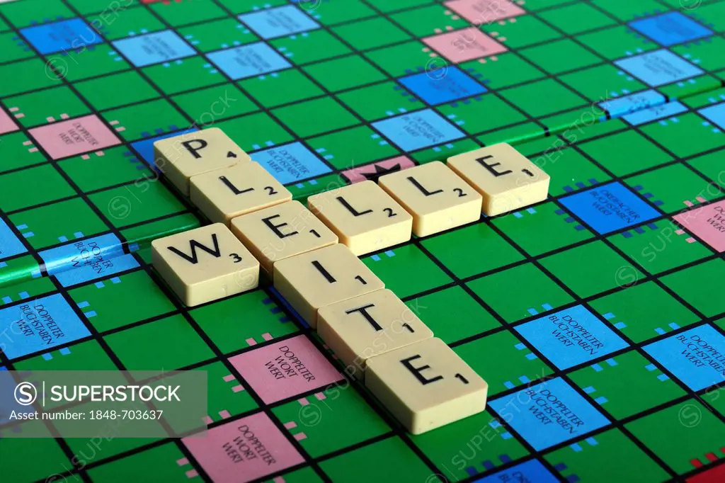Scrabble letters forming the words Pleite and Welle, German for a wave of bankruptcies
