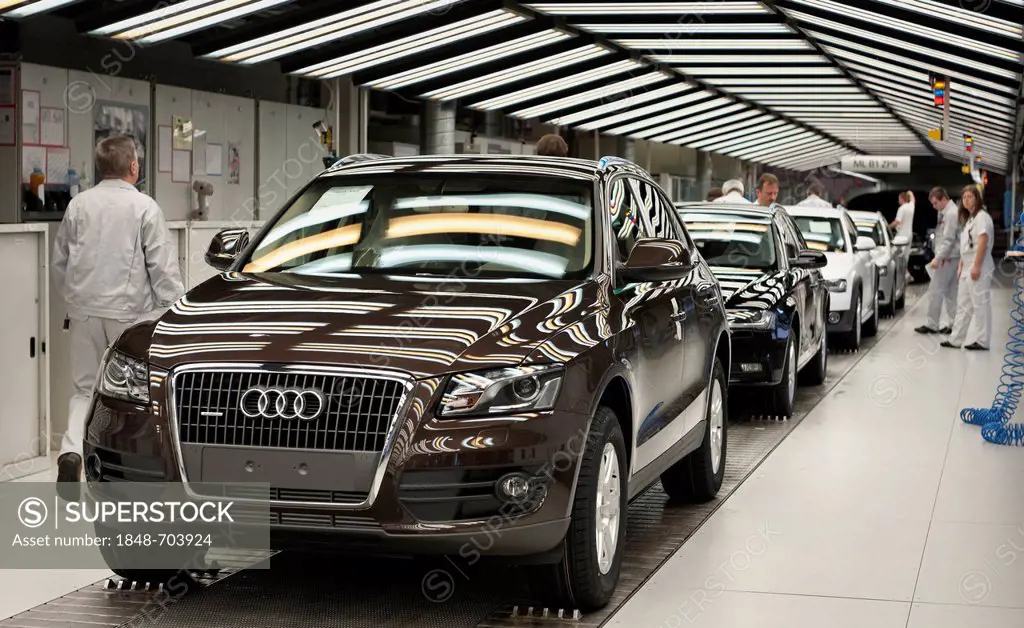 An Audi Q5 on the final inspection line for Audi A4 Avant and Q5 vehicles, three-coloured fluorescent lamps are being used to check the surface of the...