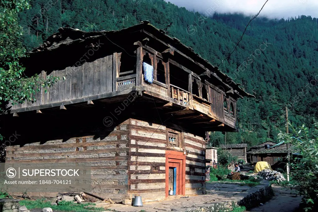 House constructed with wood and clay or mud, near Manali, Kulli district, Himalayas, Himachal Pradesh, North India, India, Asia