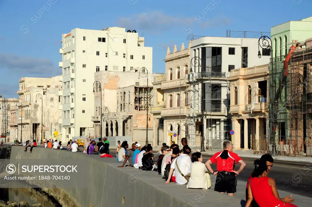 On the Malecon sea wall, Avenida de Antonio Maceo, a boulevard along the city centre of Havana, Centro Habana, Cuba, Greater Antilles, Gulf of Mexico,...