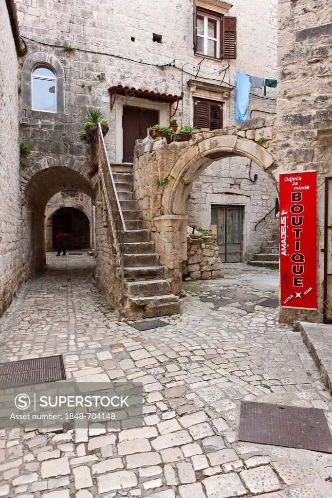 Alley in historic town centre, UNESCO World Heritage Site, Trogir, Split region, Central Dalmatia, Dalmatia, Adriatic coast, Croatia, Europe, PublicGr...