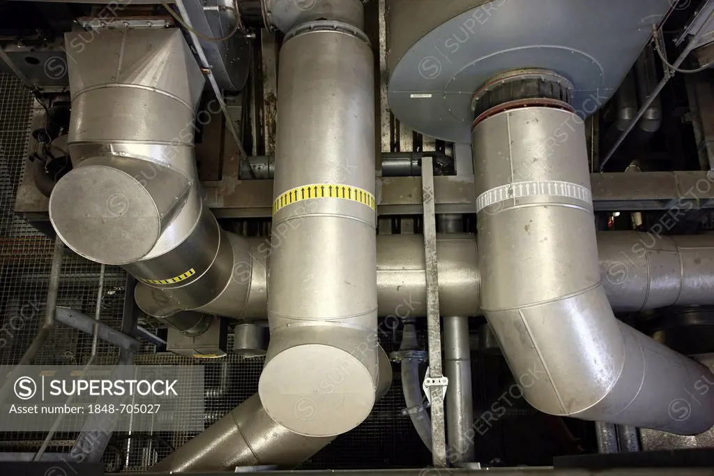 Pipelines in a power plant, pipes for hot vapour, cooling water