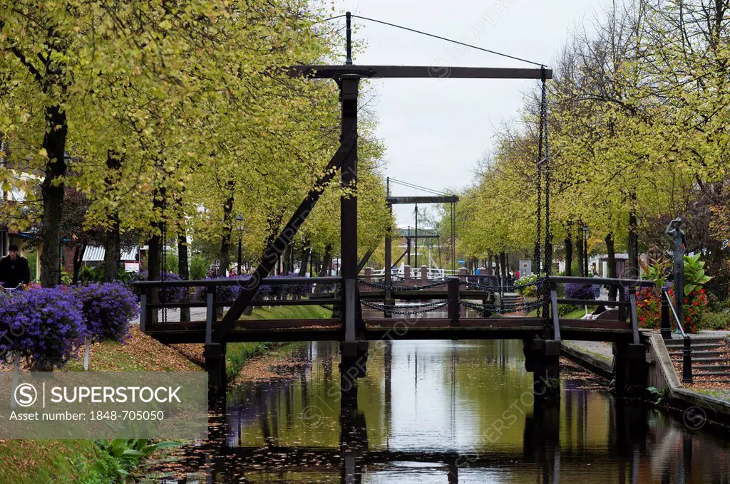 Drawbridge at Hauptkanal, main channel, Papenburg, Lower Saxony, Germany, Europe