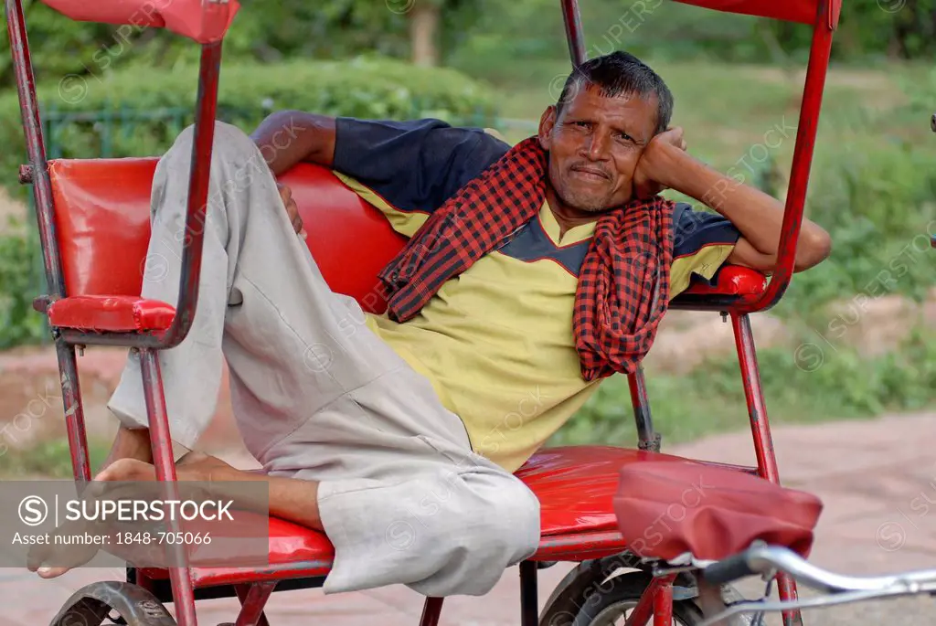 Rickshaw driver waiting for customers, Taj Mahal, Agra, Uttar Pradesh, Northern India, India, Asia
