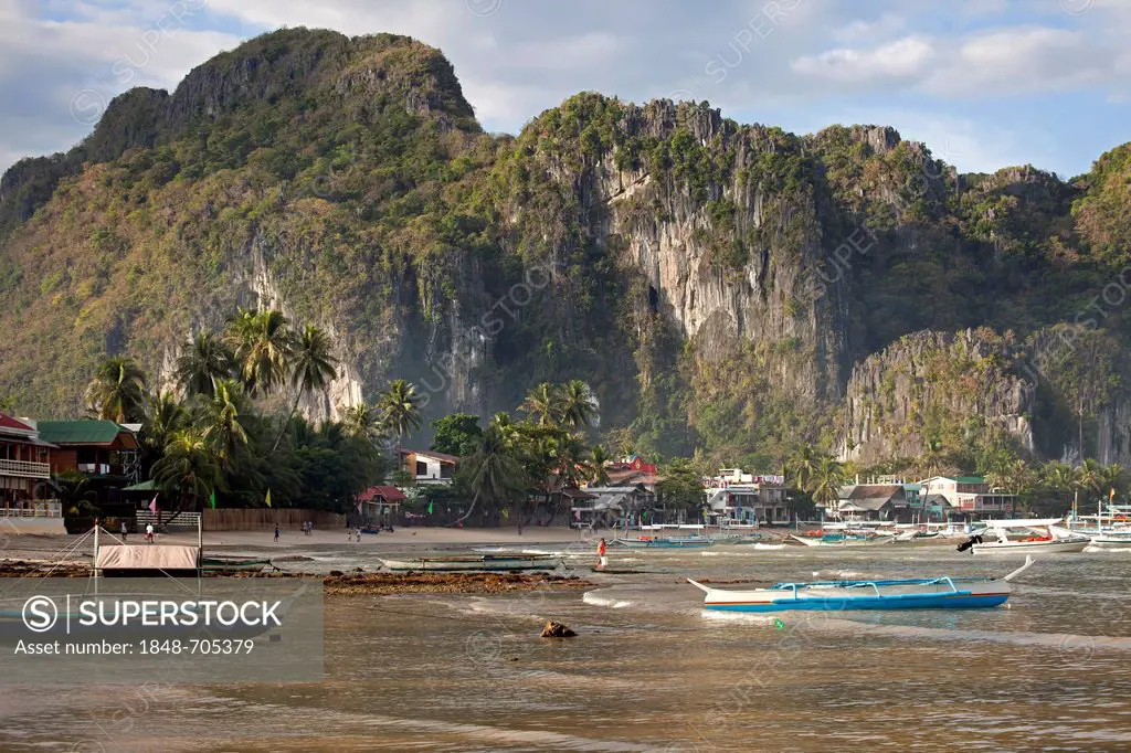 Outrigger boats on the beach of El Nido, a tourist location, Palawan, Philippines, Asia