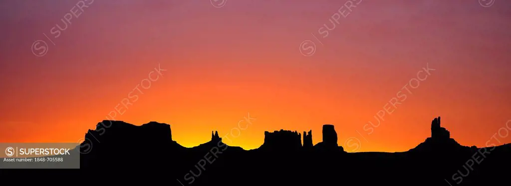 Panoramic view, sunrise, dawn, mesas of Brigham's Tomb, King on His Throne, Stagecoach, Bear and Rabbit, Castle Butte, Big Indian, Monument Valley, Na...