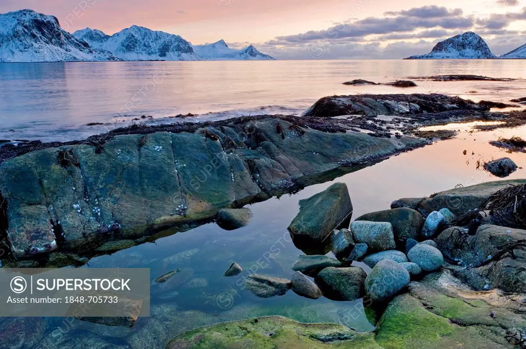 Haukland, Bay of Vikbukta on the Lofoten Island of Vestvågøya, Lofoten Islands, North Norway, Norway, Europe