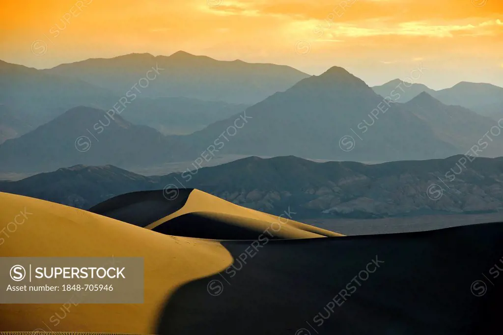 Mesquite Flat Sand Dunes, looking towards Cottonwood Mountains, morning light at sunrise, Stovepipe Wells, Death Valley National Park, Mojave Desert, ...