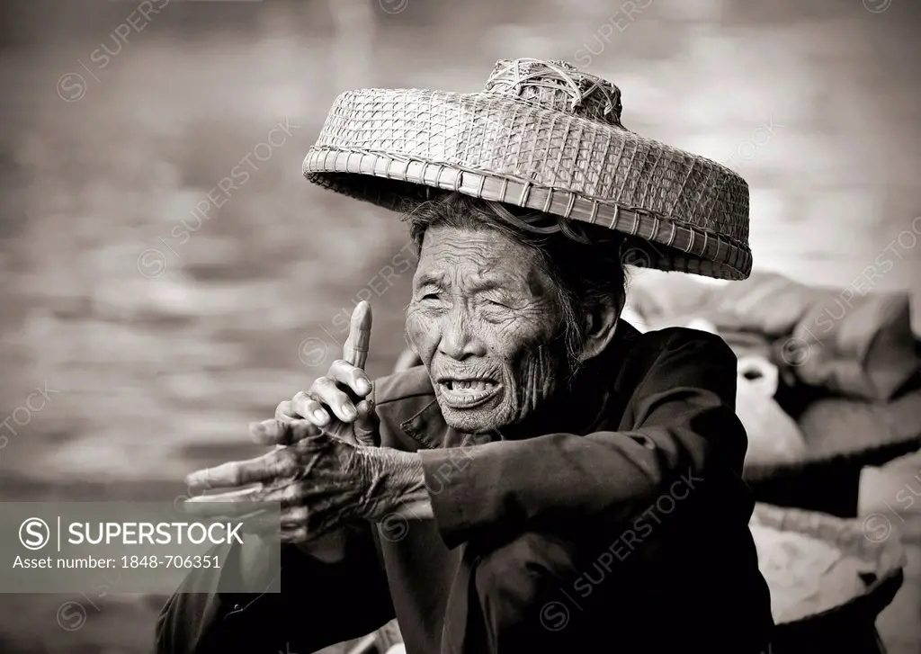 Old woman with a wagging finger, floating market, Damnoen Saduak, Thailand, Southeast Asia, Asia