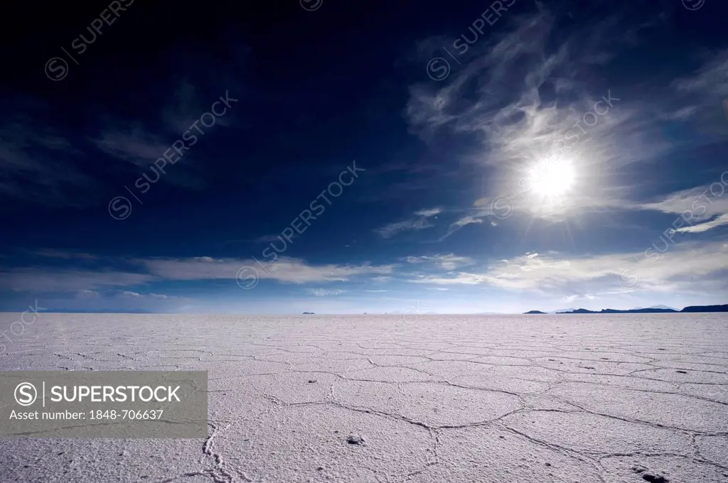 Salt lake in sunlight, Salar de Uyuni, Uyuni, Bolivia, South America