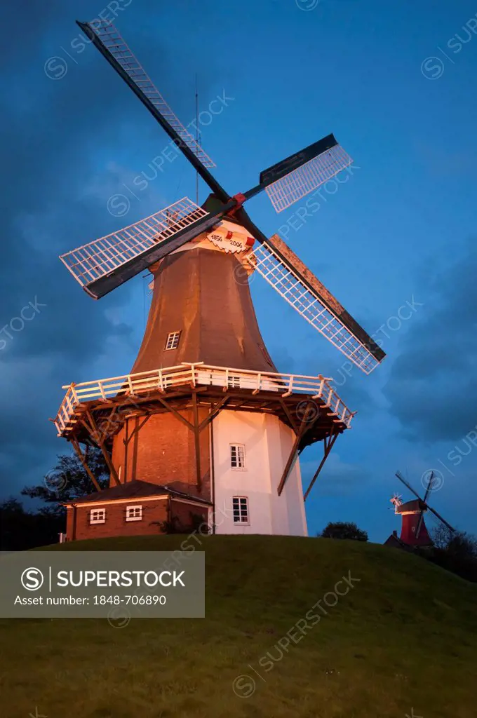 Greetsiel twin windmills at dusk, Greetsiel, East Frisia, Lower Saxony, Germany, Europe