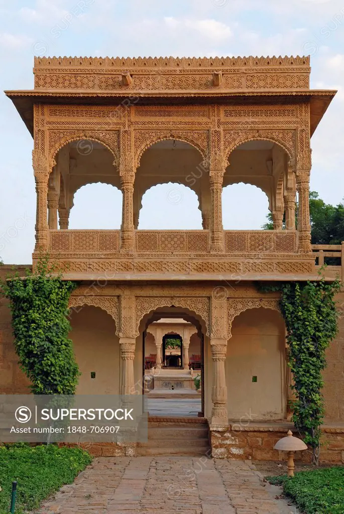 Rajput architecture, Mool Sagar, heritage hotel and pleasure gardens of the Maharajas of Jodhpur, Jaisalmer, Thar Desert, Rajasthan, North India, Indi...
