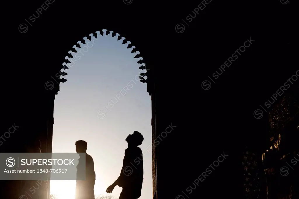Visitors, Qutb Minar minaret, UNESCO World Heritage Site, New Delhi, North India, India, Asia