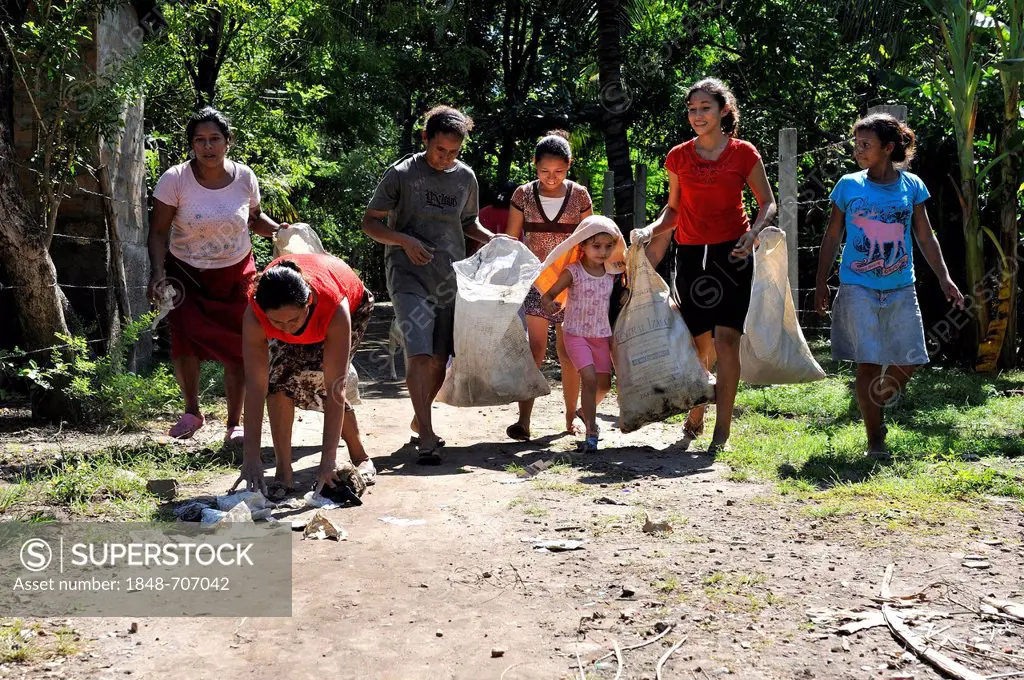 After the flood disaster of October 2011, women are gathering rubbish in a clean-up operation organised by the Swiss Red Cross, the rubbish had been s...