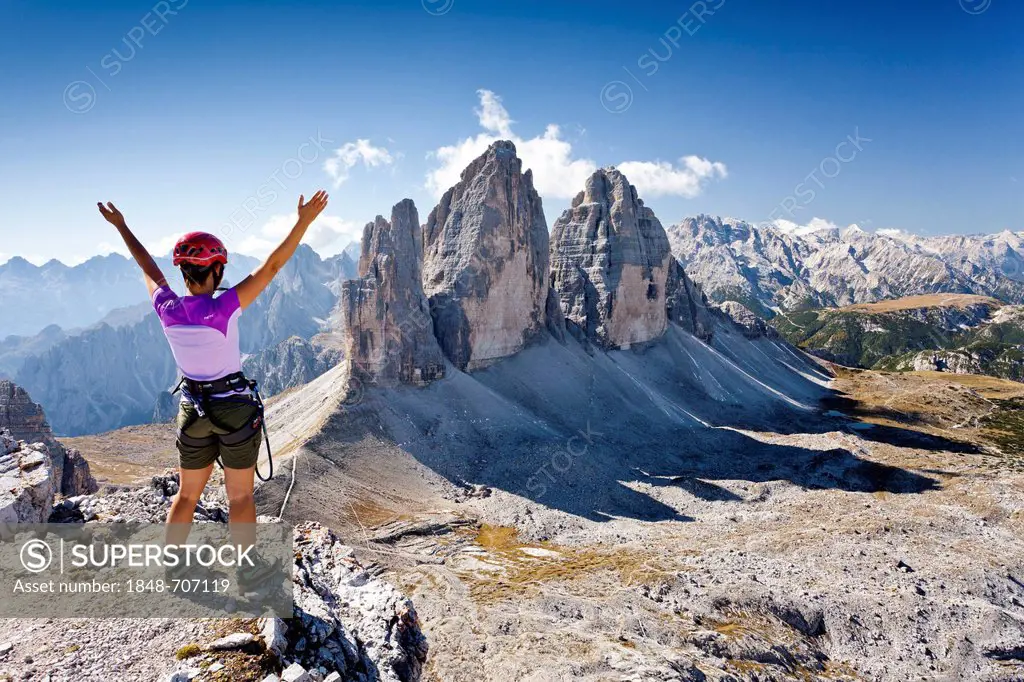 Climber on Paternkofel Mountain overlooking the Three Peaks, with Monte Cristallo at the rear, Alta Pusteria, Sesto, Dolomites, Alto Adige, Italy, Eur...