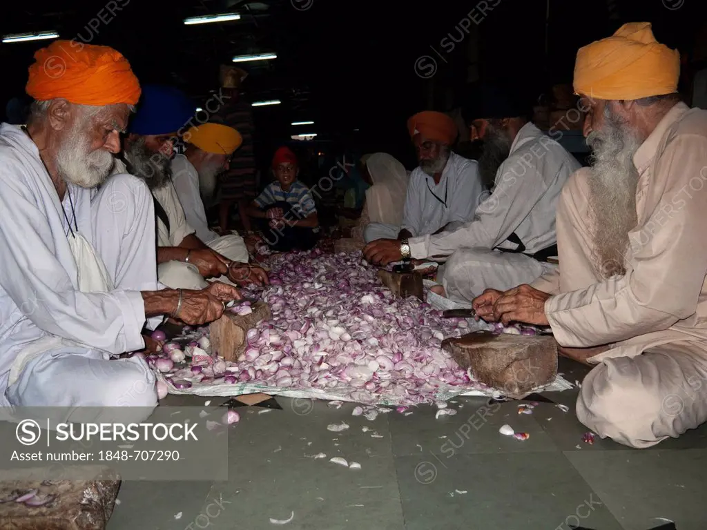 Food for all the pilgrims gets prepared by volunteers and served in the langar, or canteen, Amritsar, Punjab, India, Asia