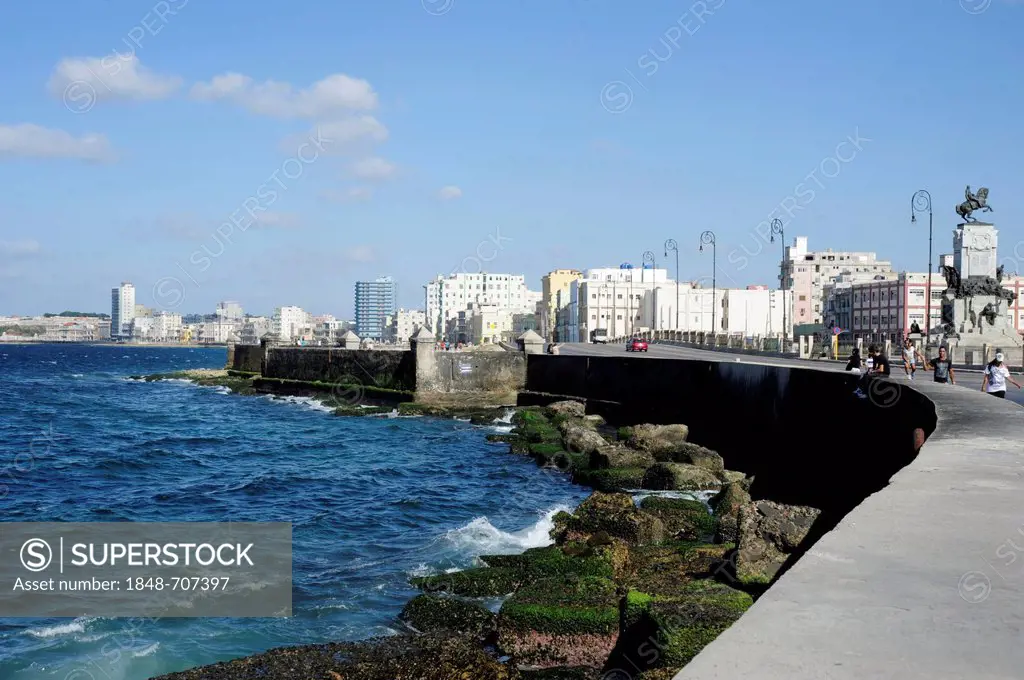 Malecon sea wall, Avenida de Antonio Maceo, a boulevard along the city centre of Havana, Centro Habana, Cuba, Greater Antilles, Gulf of Mexico, Caribb...