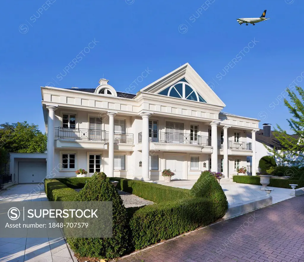 Aircraft flying above the luxury residential area of Lerchesberg, aircraft noise due to the new runway Nordwest 07L 25R, Frankfurt airport, Frankfurt ...