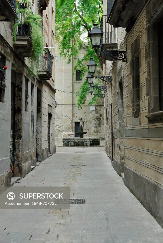 Alley to the Plaça de Sant Felip Neri, Gothic Quarter, Barri Gòtic, Barcelona, Catalonia, Spain, Europe, PublicGround