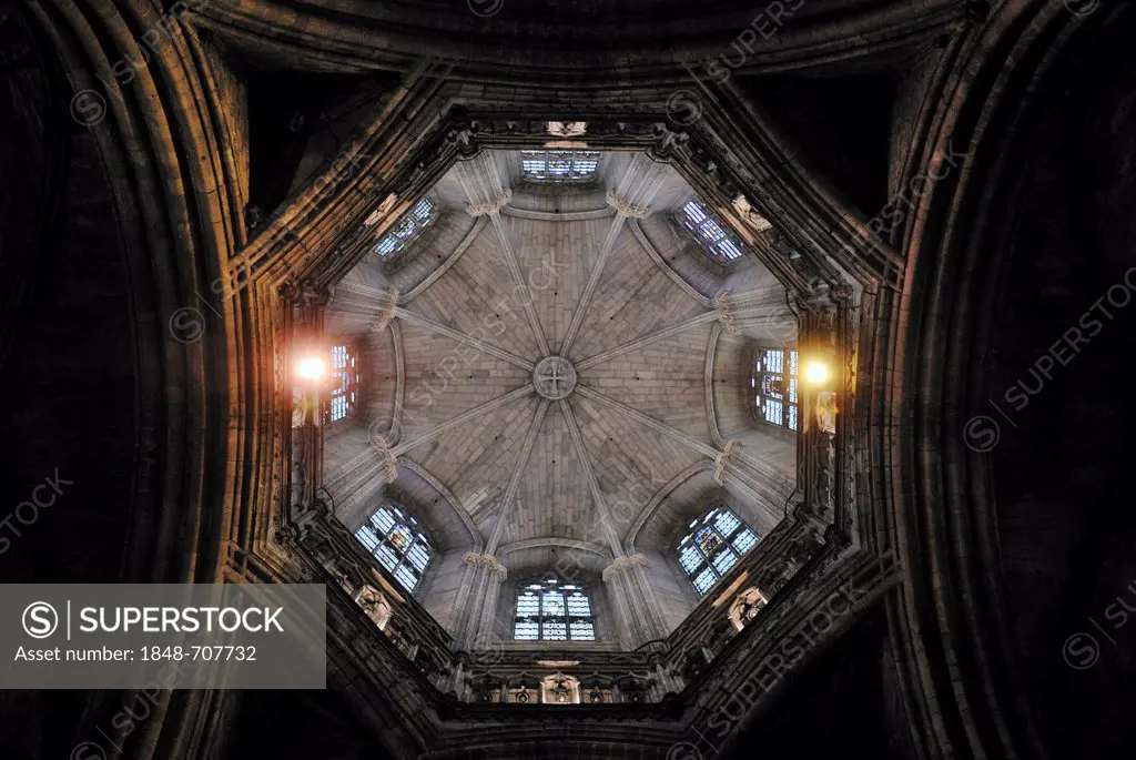 Interior, vaulted ceiling, La Catedral de la Santa Creu i Santa Eulalia, The Cathedral of the Holy Cross and Saint Eulalia, Gothic Quarter, Barri Gòti...