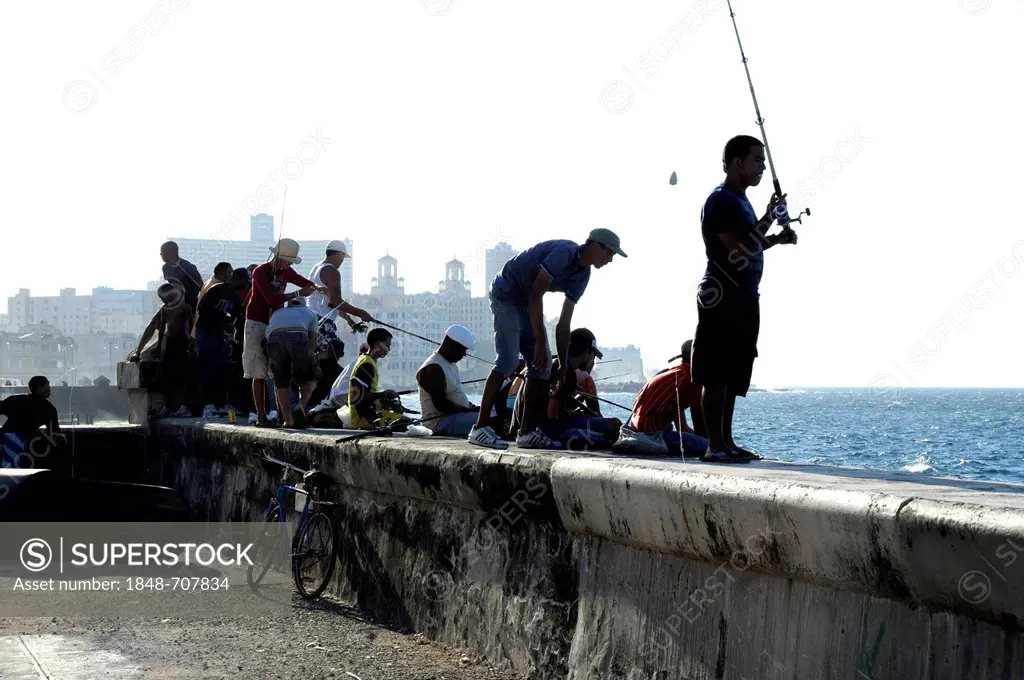 Fishermen on the Malecon sea wall, Avenida de Antonio Maceo, a boulevard along the city centre of Havana, Centro Habana, Cuba, Greater Antilles, Gulf ...