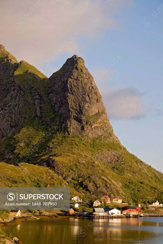 The mountain Reinebringen and the houses of Reine at the coast of the Norwegian Sea, island of Moskenesøy, Moskenesoy, Lofoten archipelago, Nordland, ...