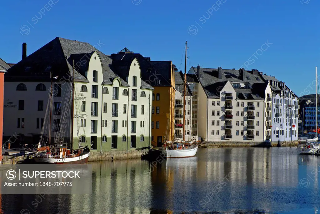 Houses and sailing boats in the inner harbor of Ålesund, Alesund, Moere og Romsdal, Norway, Europe