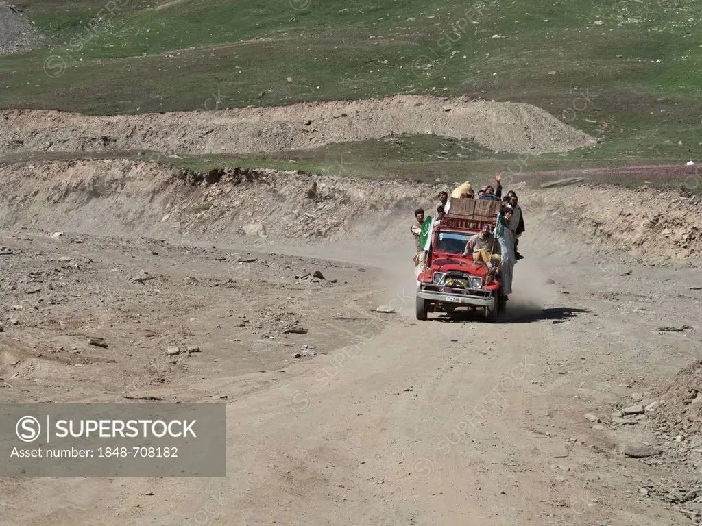 Overloaded jeep after crossing the Babusar Pass on the way down to Chillas, North West Frontier, Pakistan, South Asia