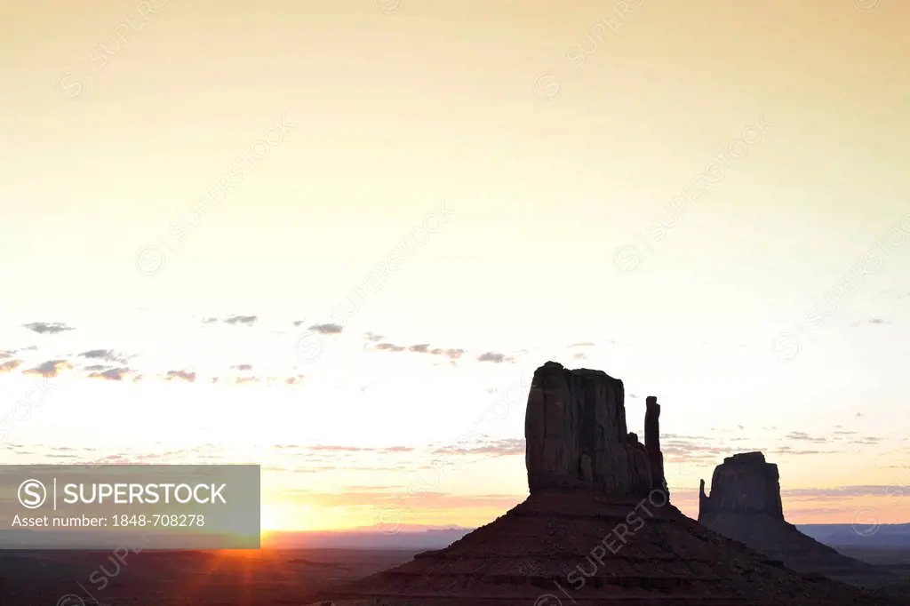 Mesas, West Mitten Butte, East Mitten Butte, dawn, sunrise, Monument Valley, Navajo Tribal Park, Navajo Nation Reservation, Arizona, Utah, USA
