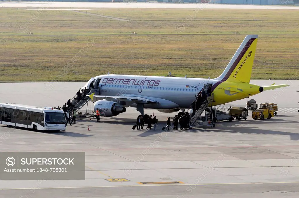 Passengers boarding the Germanwings D-AKNS Airbus A319-112, Flughafen Stuttgart, Stuttgart, Baden-Wuerttemberg, Deutschland, Europa