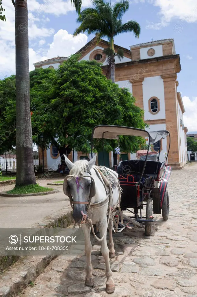 Horse drawn cart in front of Nossa Senhora dos Remedios church, Paraty, Costa Verde, State of Rio de Janeiro, Brazil, South America