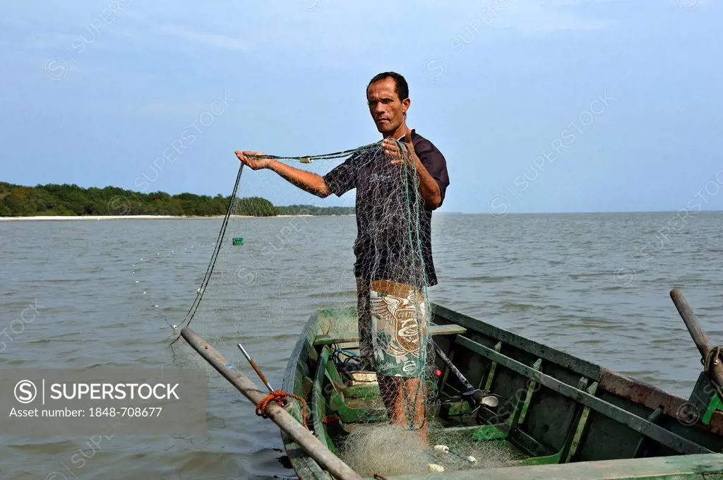 Fisherman in a small boat with a net in Sepitiba Bay, since the construction of the TKCSA steel plant by Thyssen-Krupp, the fishermen see their liveli...