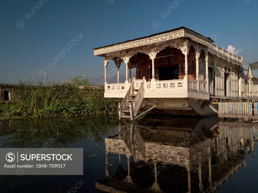 Houseboat on Dal Lake, popular to accomodate tourists in Srinagar, Jammu and Kashmir, India, Asia