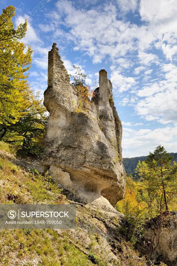 Washed out Jurassic limestone pinnacle in the autumnal Danube Valley with the remains of Burg Neugutenstein castle, also called Gebrochen Gutenstein, ...