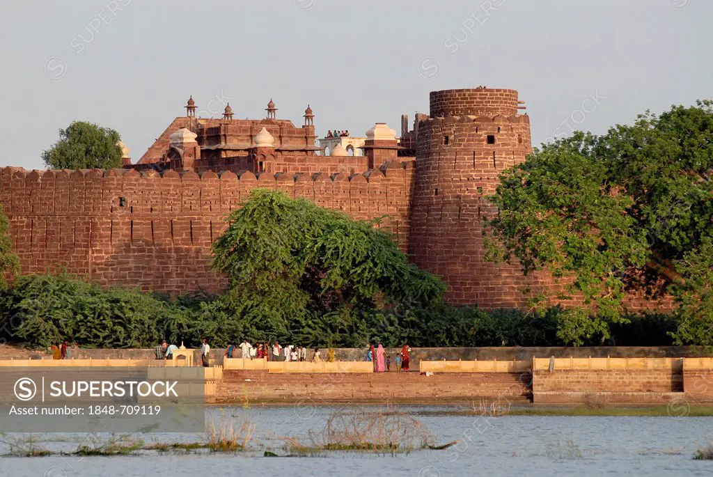 Ramparts, Fort Pokaran, Pokaran, Rajasthan, North India, India, Asia