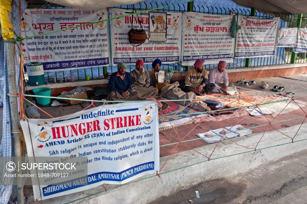 Protesters on hunger strike, Jantar Mantar, Connaught Place, Delhi, New Delhi, North India, India, Asia