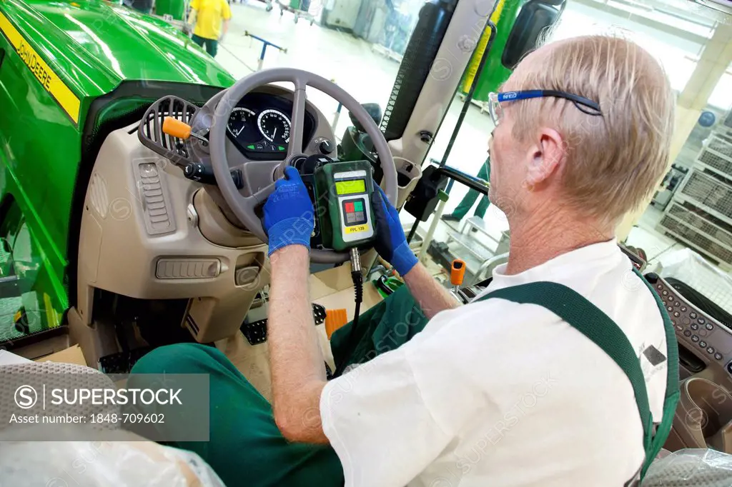 Electronic final check in the tractor production section at the European headquarters of the American agricultural machinery manufacturer John Deere, ...