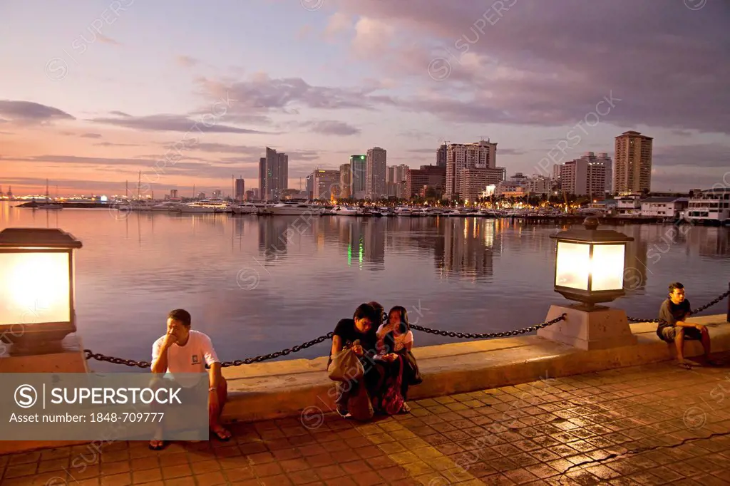 Evening in Harbour Square in front of the skyline along Manila Bay, Manila, Philippines, Asia