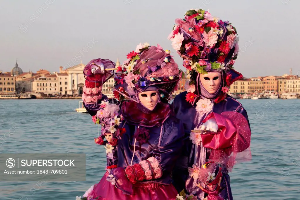 Man and woman wearing masks, Carnival in Venice, San Giorgio Maggiore, Venice, Veneto, Italy, Europe