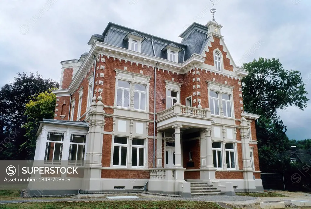 Renovated villa from the 19th century, Gruenderzeit, containing luxury freehold flats, Krefeld, North Rhine-Westphalia, Germany, Europe