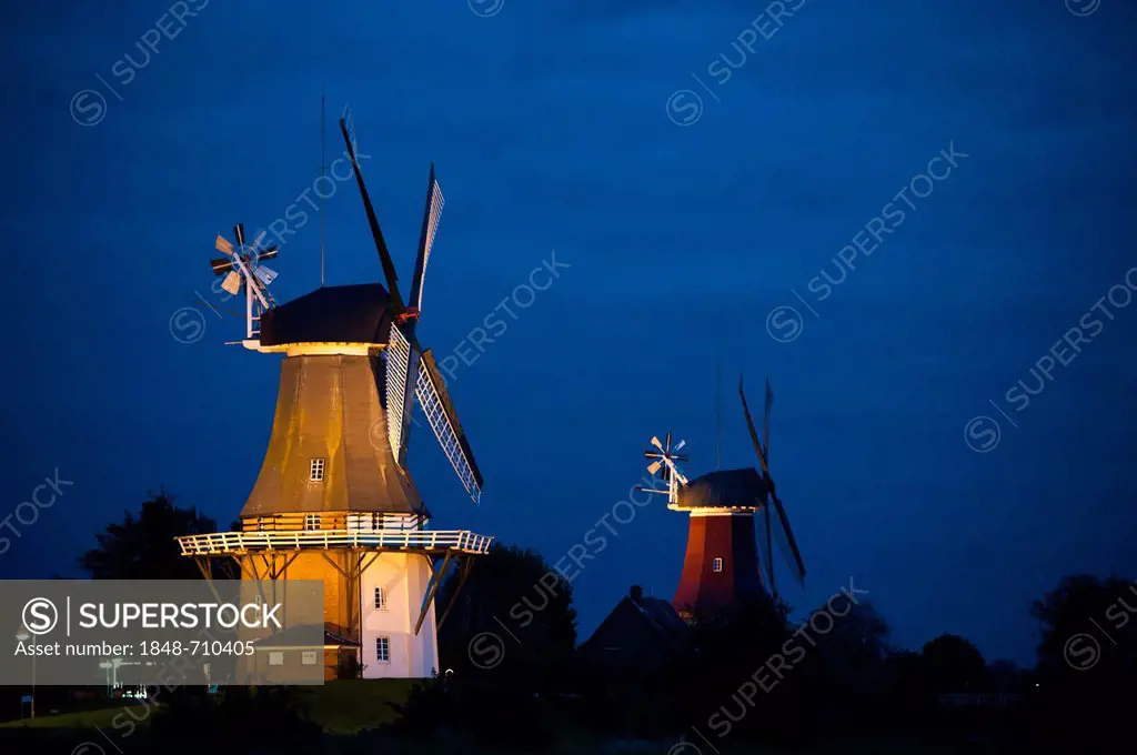 Greetsiel twin windmills, at night, Greetsiel, East Frisia, Lower Saxony, Germany, Europe