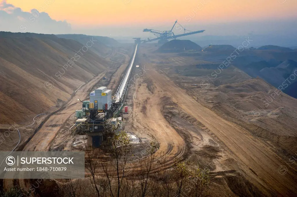 Conveyor belt and spreader in an open-cast lignite mine, Garzweiler, North Rhine-Westphalia, Germany, Europe