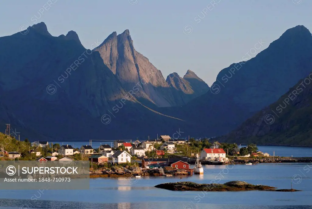 Small village of Reine, mountains at back, island of Moskenesøy, Moskenesoy, Lofoten archipelago, Nordland, Norway, Europe